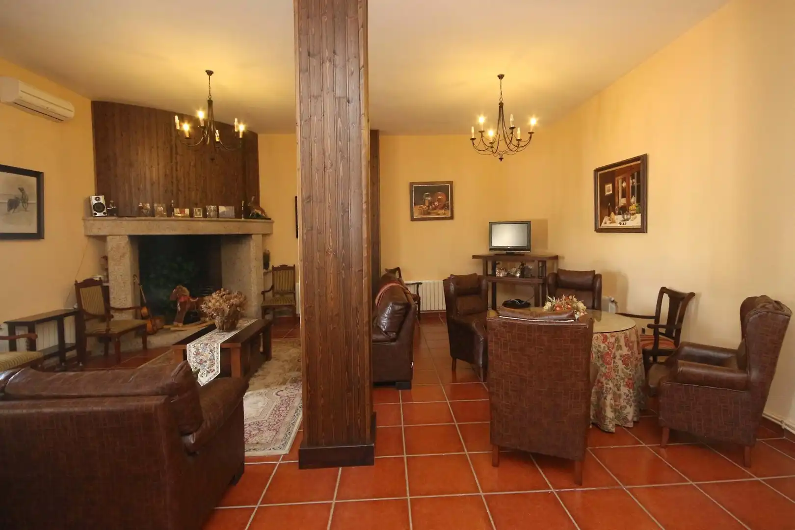 Sala de estar de Finca rústica en venta en Alcuéscar con Aire acondicionado