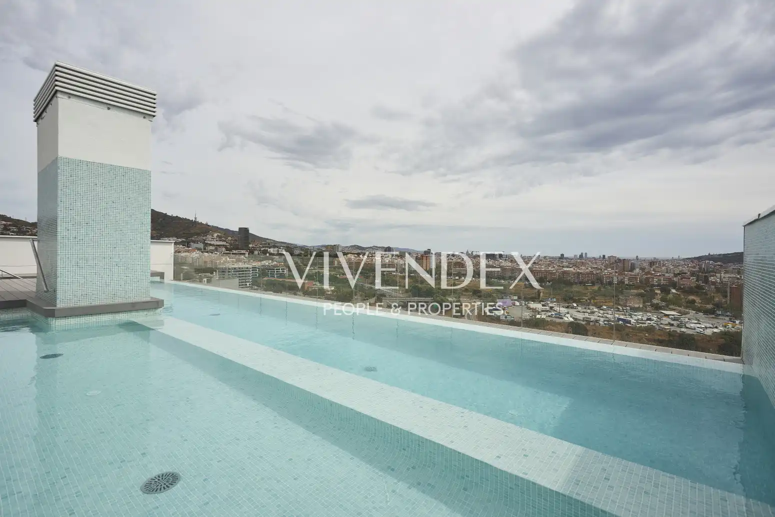 Piscina de Àtic en venda en L'Hospitalet de Llobregat amb Aire condicionat, Calefacció i Parquet