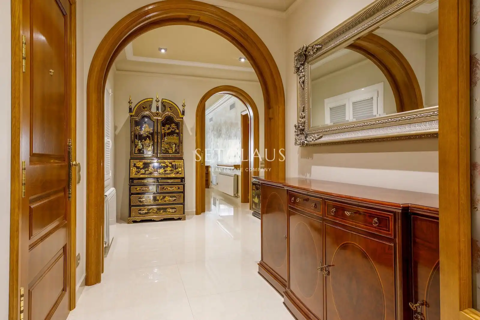 Flat for sale in Barcelona  with Air Conditioner and Alarm