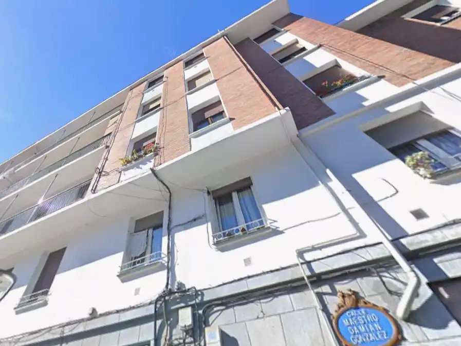 Vista exterior de Pis en venda en Bilbao  amb Calefacció