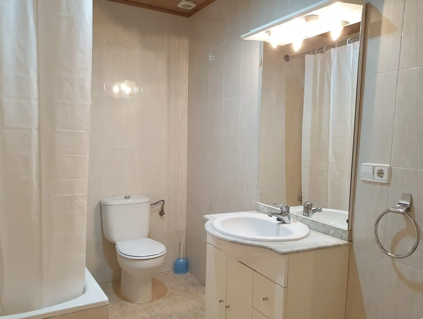 Badezimmer von Wohnung zum Verkauf in La Seu d'Urgell mit Heizung, Ofen und Balkon