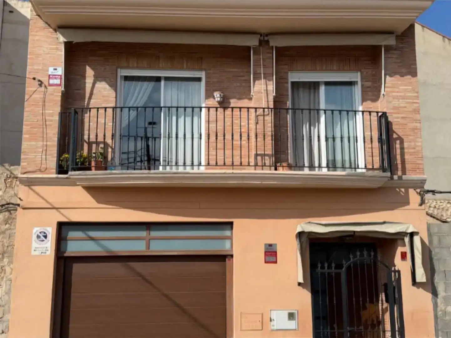 Vista exterior de Casa adosada en venda en Riba-roja de Túria amb Aire condicionat i Balcó
