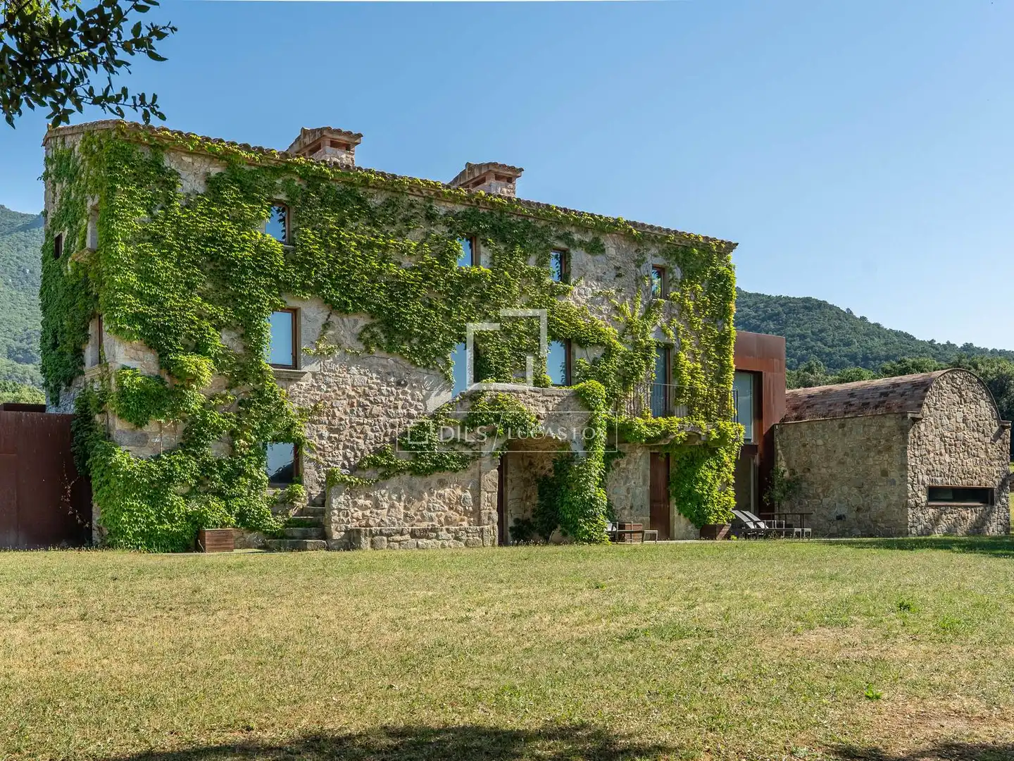 Vista exterior de Finca rústica en venda en Maçanet de Cabrenys amb Calefacció, Jardí privat i Traster