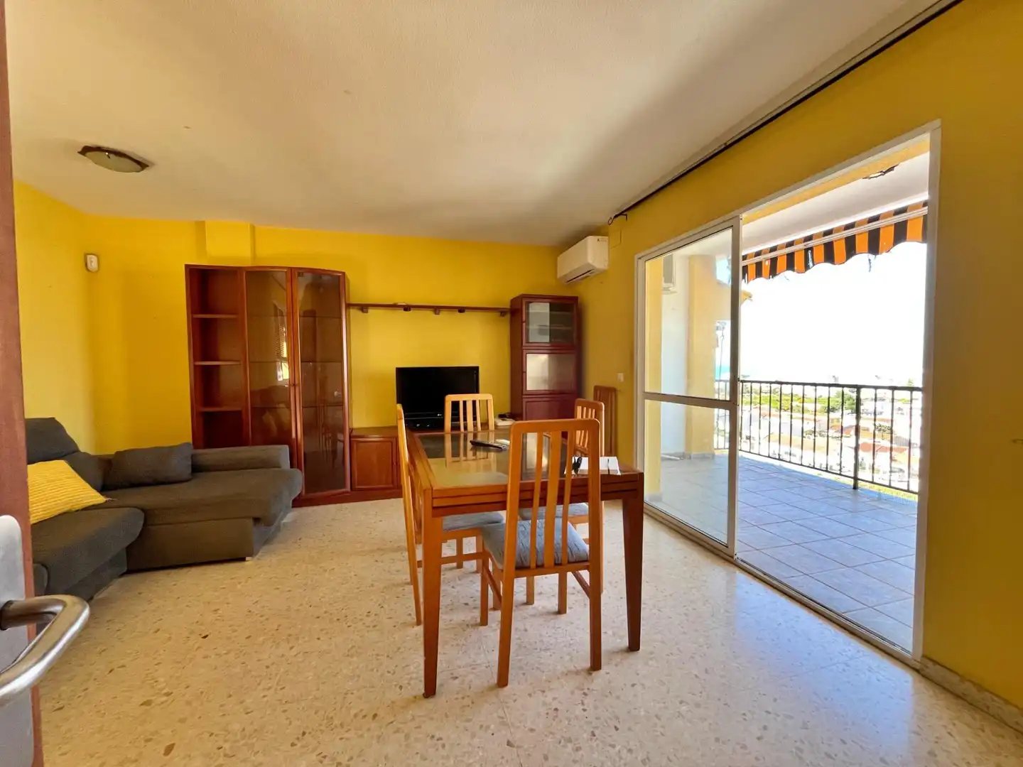 Sala de estar de Casa adosada en venta en Rincón de la Victoria con Aire acondicionado, Calefacción y Terraza