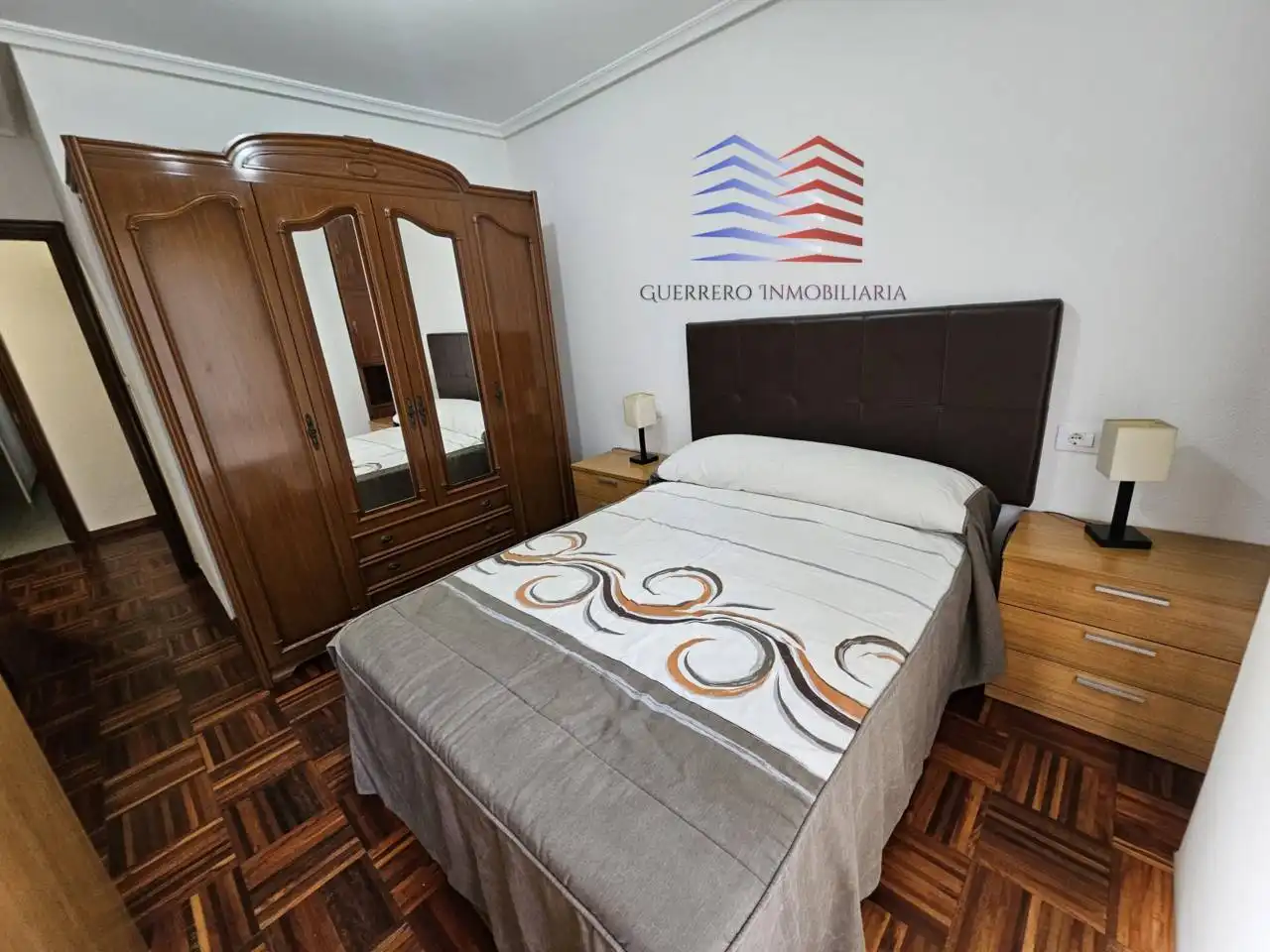 Dormitori de Apartament de lloguer en Ourense Capital  amb Calefacció, Parquet i Moblat