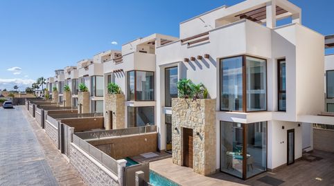 Six Seconds Properties vende estas villas de obra nueva en Ciudad Quesada con todas las comodidades cerca y a solo 10 minutos en c