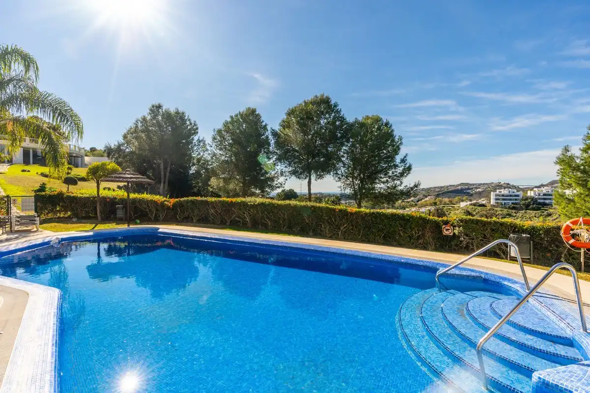 Schwimmbecken von Wohnungen zum Verkauf in Benahavís mit Klimaanlage, Privatgarten und Terrasse