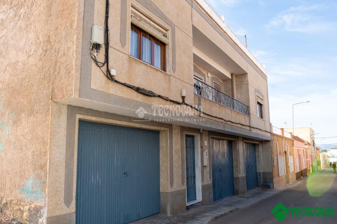Vista exterior de Casa adosada en venda en Tabernas amb Moblat i Balcó