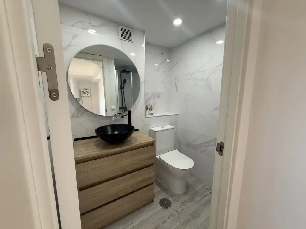 Bathroom of Flat for rent in Sevilla  with Air Conditioner