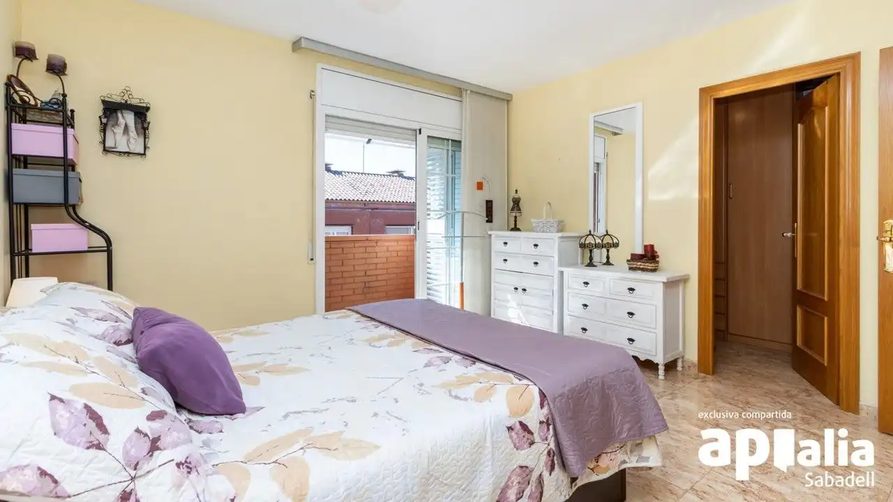 Dormitori de Casa o xalet en venda en Terrassa amb Aire condicionat, Calefacció i Jardí privat