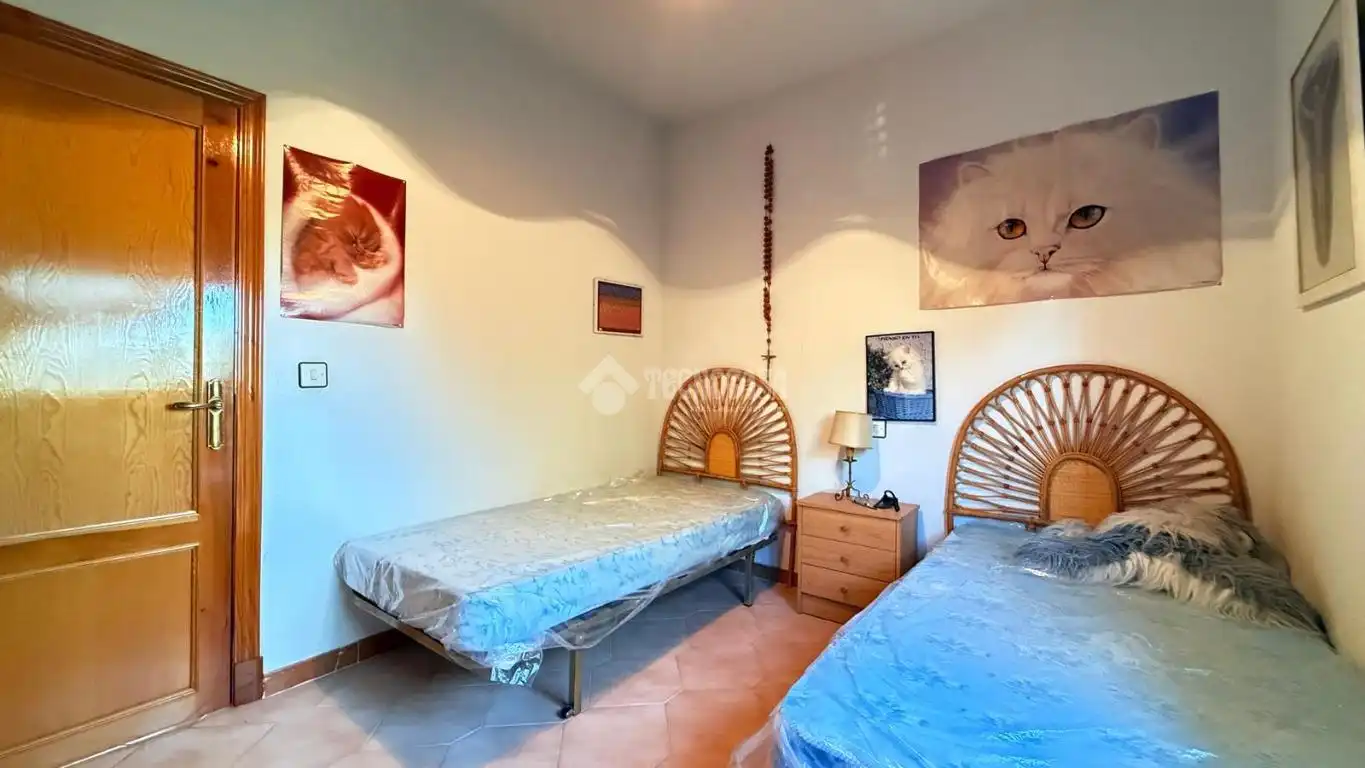 Habitación de Casa adosada en venta en Camarena con Calefacción, Trastero y Piscina comunitaria