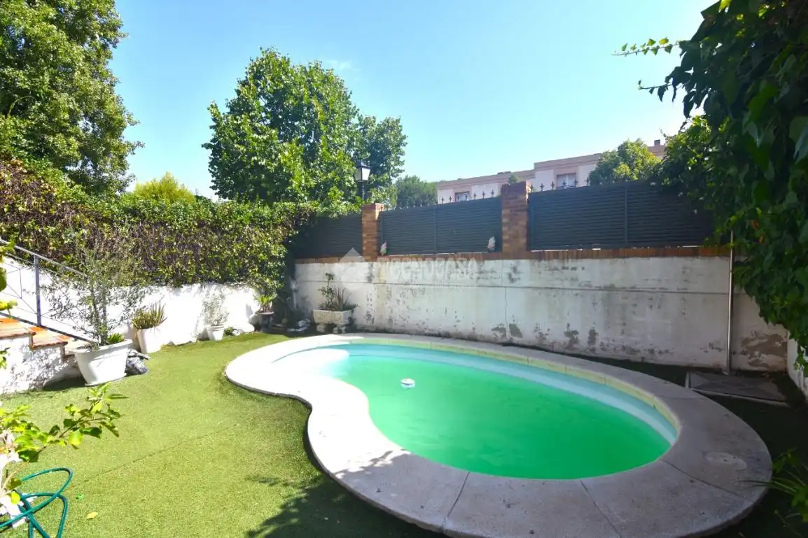 Piscina de Casa adosada en venta en Villaviciosa de Odón con Aire acondicionado, Calefacción y Piscina