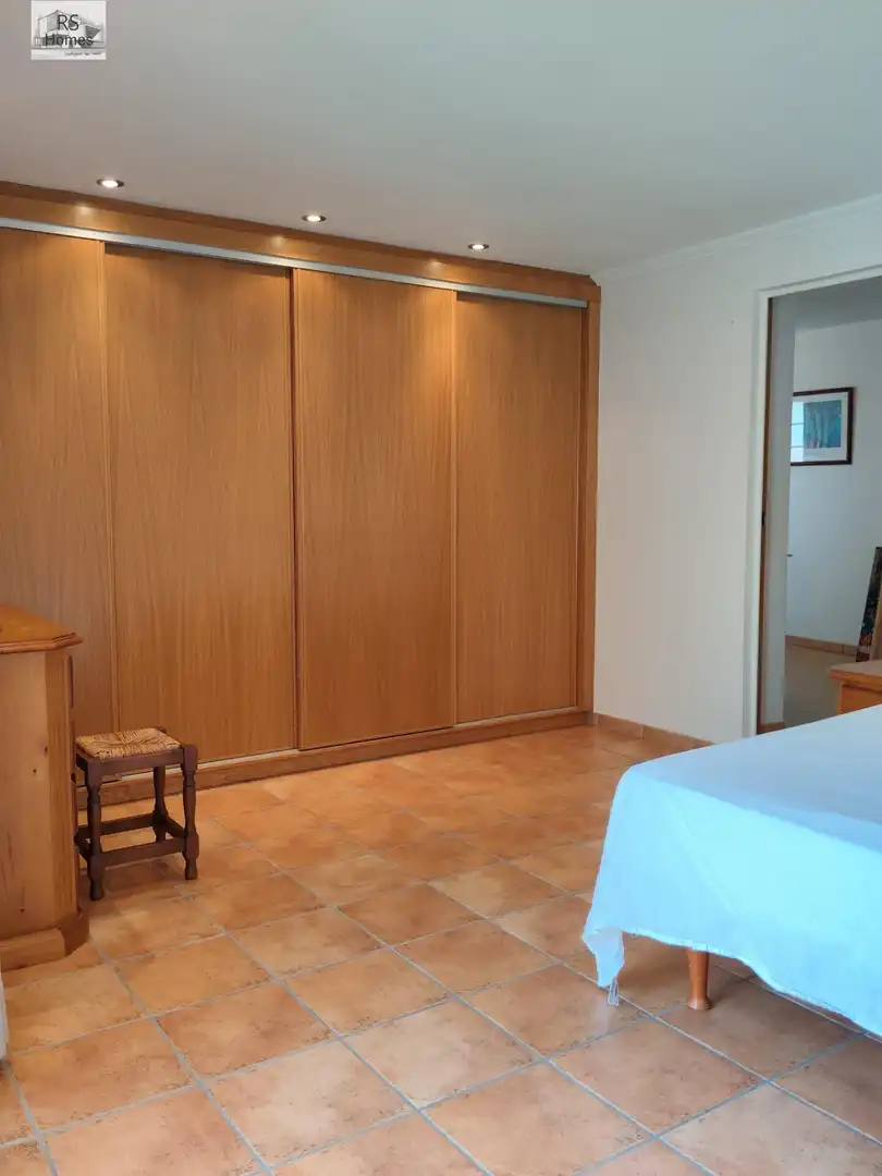 Schlafzimmer von Dachboden zum Verkauf in La Pobla de Vallbona mit Klimaanlage, Terrasse und Balkon