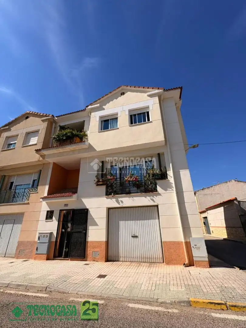 Vista exterior de Casa adosada en venta en Lillo con Calefacción