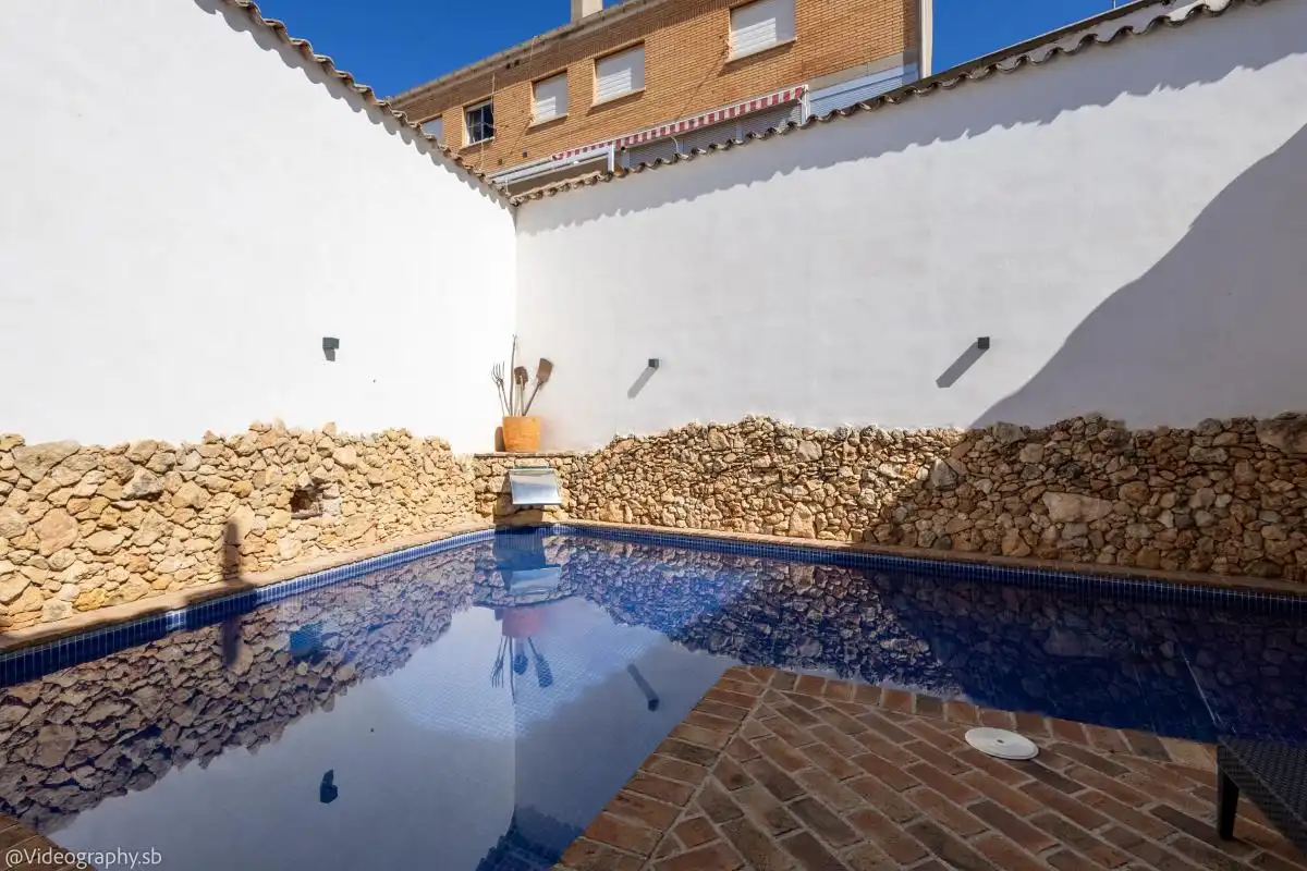 Piscina de Casa adosada en venda en Valdepeñas amb Aire condicionat, Calefacció i Terrassa