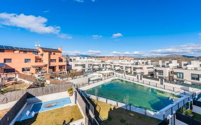 Vista exterior de Casa adosada en venda en Colmenar Viejo amb Calefacció, Jardí privat i Terrassa