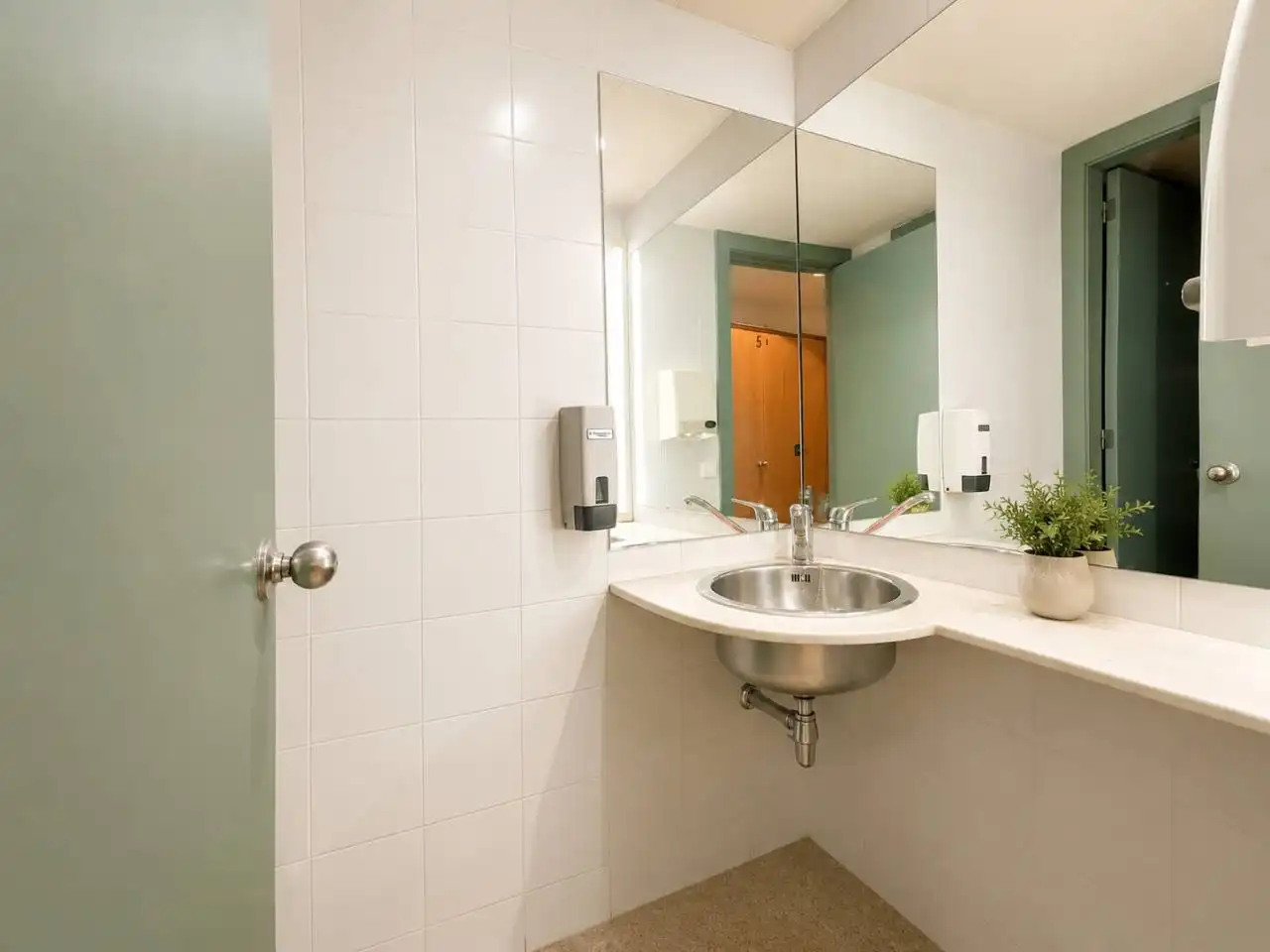 Baño de Local en venta en Girona con Aire acondicionado