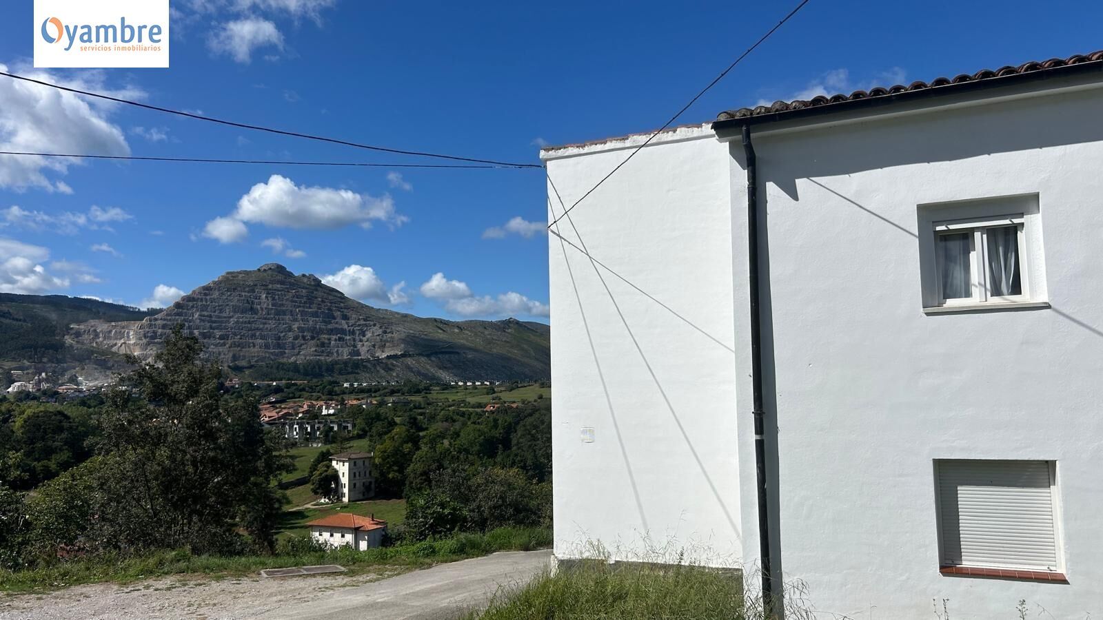 Vista exterior de Planta baixa en venda en Castro-Urdiales amb Jardí privat, Terrassa i Balcó