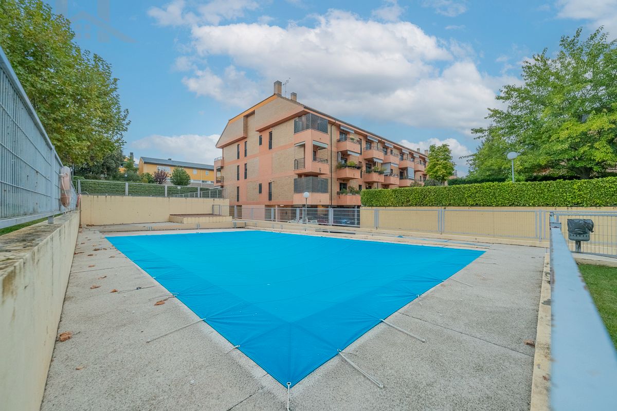 Piscina de Piso en venta en El Escorial con Calefacción, Terraza y Trastero