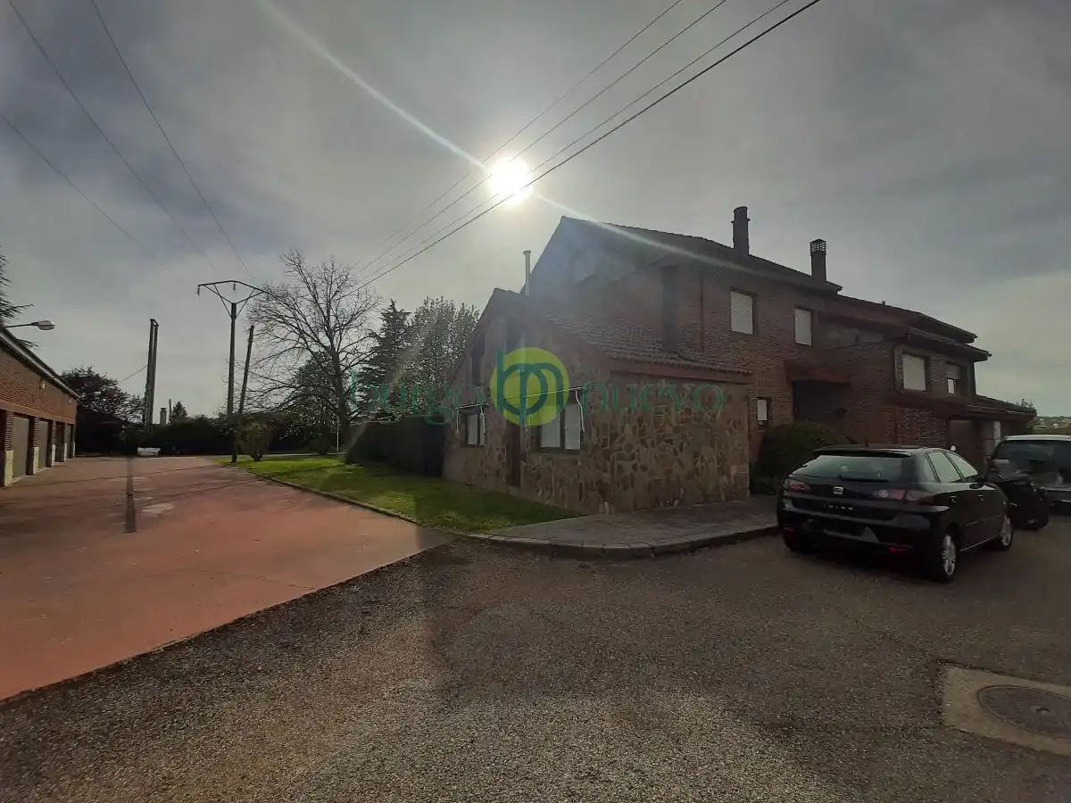 Vista exterior de Casa adosada en venta en Villaquilambre con Calefacción, Jardín privado y Terraza