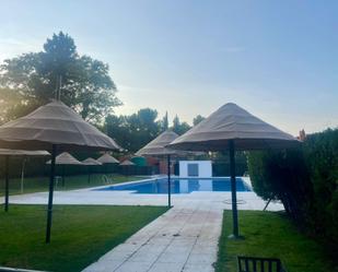 Piscina de Casa adosada en venda en  Sevilla Capital amb Jardí privat i Piscina comunitària