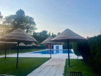Piscina de Casa adosada en venda en  Sevilla Capital amb Jardí privat i Piscina comunitària