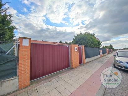 Vista exterior de Casa o xalet en venda en Aldeamayor de San Martín amb Calefacció i Terrassa