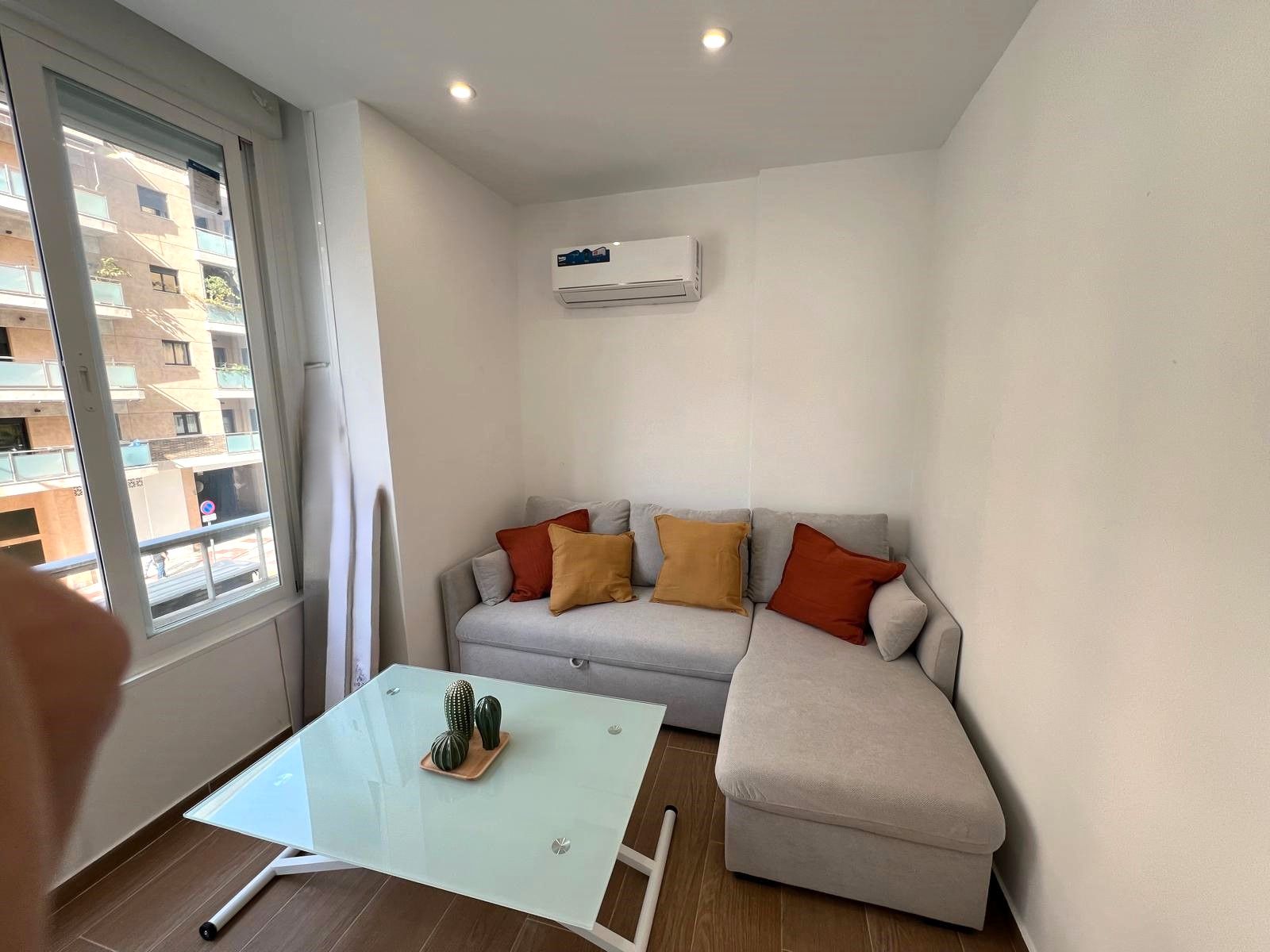 Sala d'estar de Pis de lloguer en Torremolinos amb Aire condicionat, Moblat i Piscina comunitària