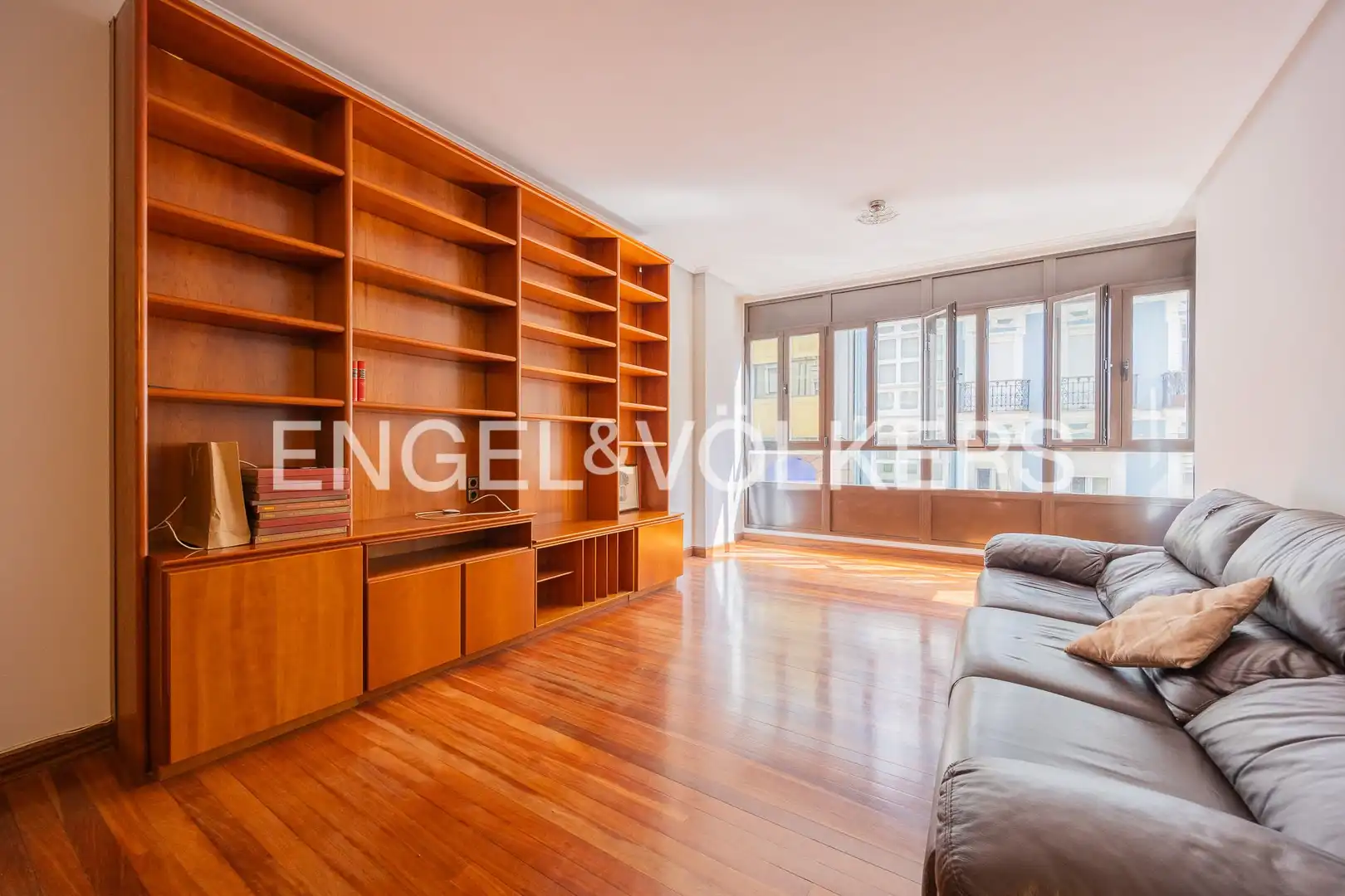 Wohnzimmer von Wohnung zum Verkauf in Bilbao  mit Heizung, Parkett und Balkon