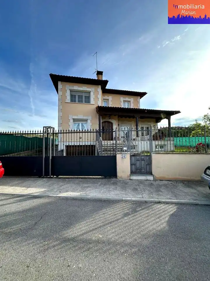 Vista exterior de Casa o xalet en venda en Milagros amb Calefacció, Jardí privat i Terrassa