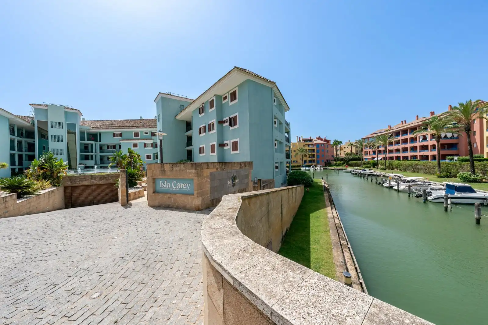 Vista exterior de Pis en venda en Sotogrande amb Aire condicionat, Terrassa i Traster
