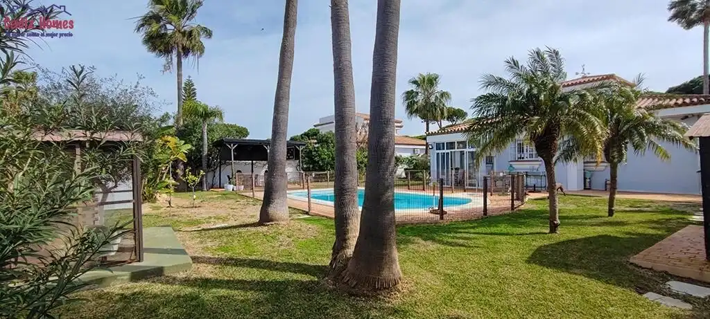 Swimming pool of Houses for sale in Chiclana de la Frontera  with Air Conditioner, Heating and Private garden