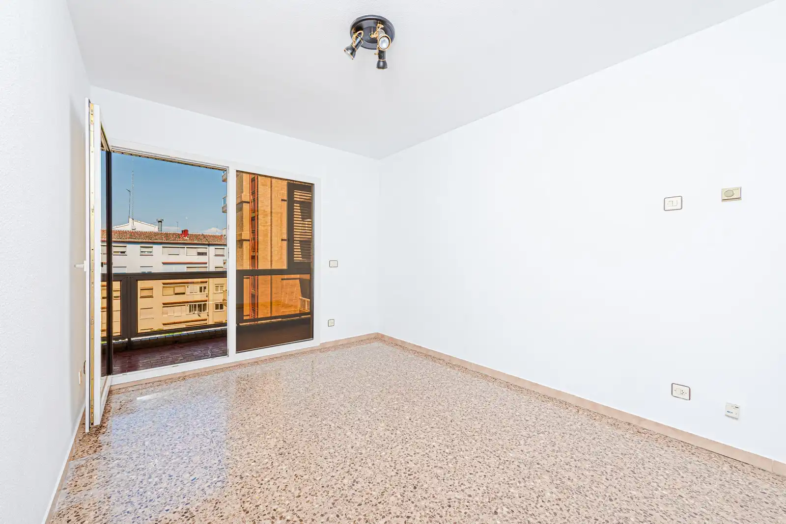 Piso con ascensor en venta en Cesáreo Alierta 23, imagen 2