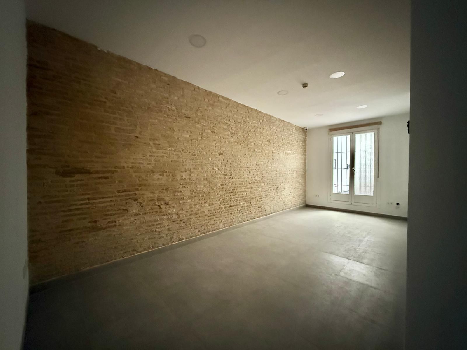 Local de alquiler en Calle Santa Angela de la Cruz, Encarnación - Regina, Casco Antiguo