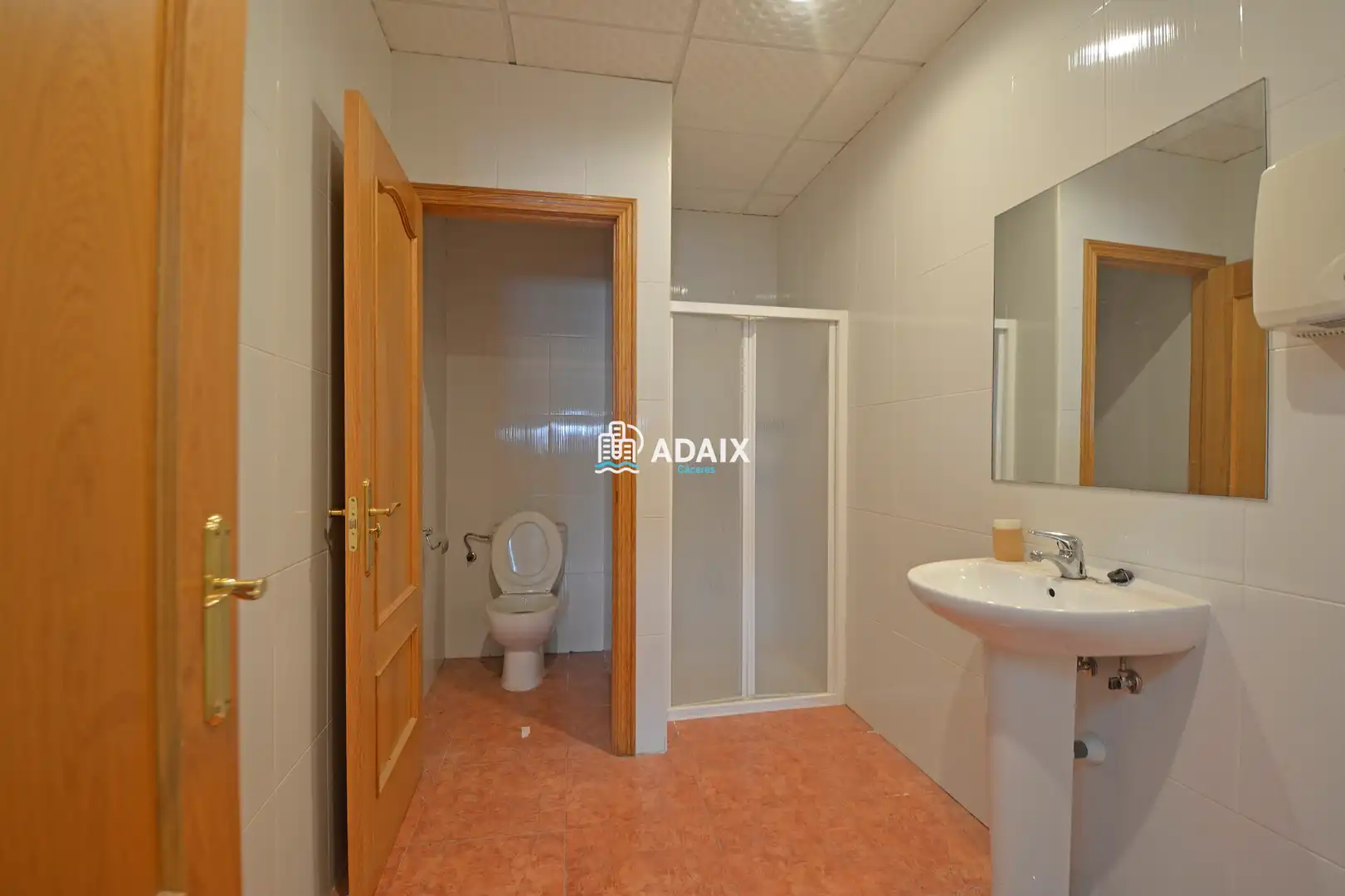 Baño de Nave industrial en venta en Arroyo de la Luz