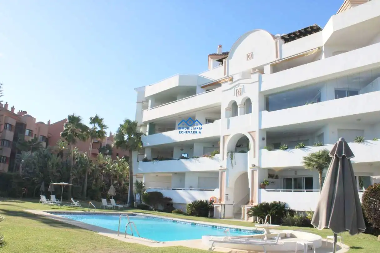 Pis amb piscina en venda a Nueva Andalucía