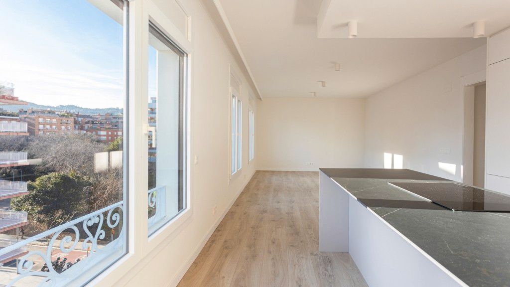 Exterior view of Attic for sale in  Barcelona Capital  with Air Conditioner, Parquet flooring and Terrace