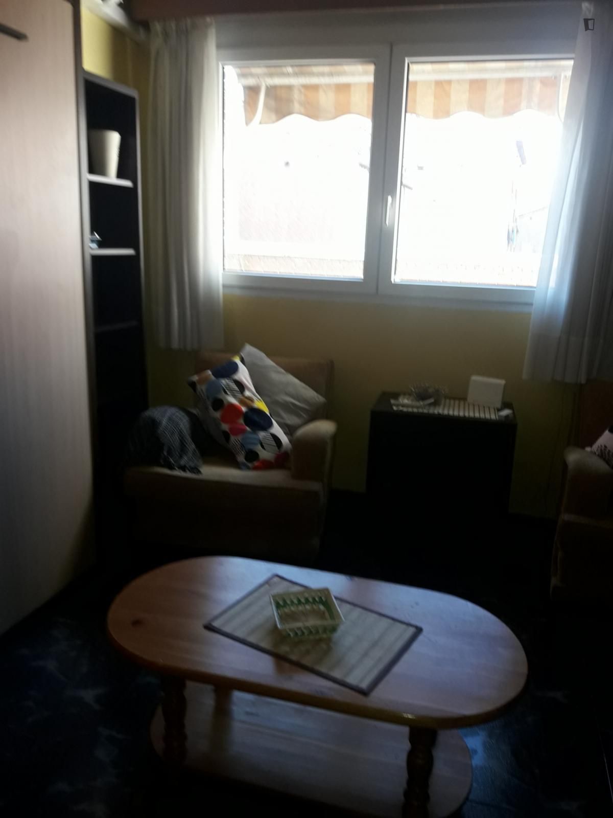 Sala de estar de Estudio de alquiler en  Madrid Capital con Aire acondicionado, Calefacción y Amueblado