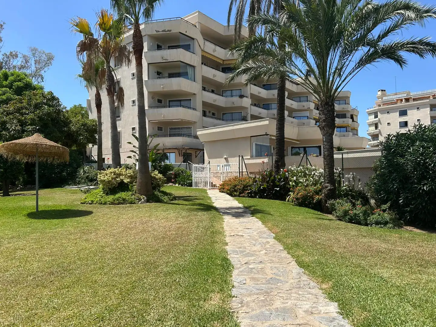 Vista exterior de Piso de alquiler en Estepona con Aire acondicionado, Terraza y Amueblado