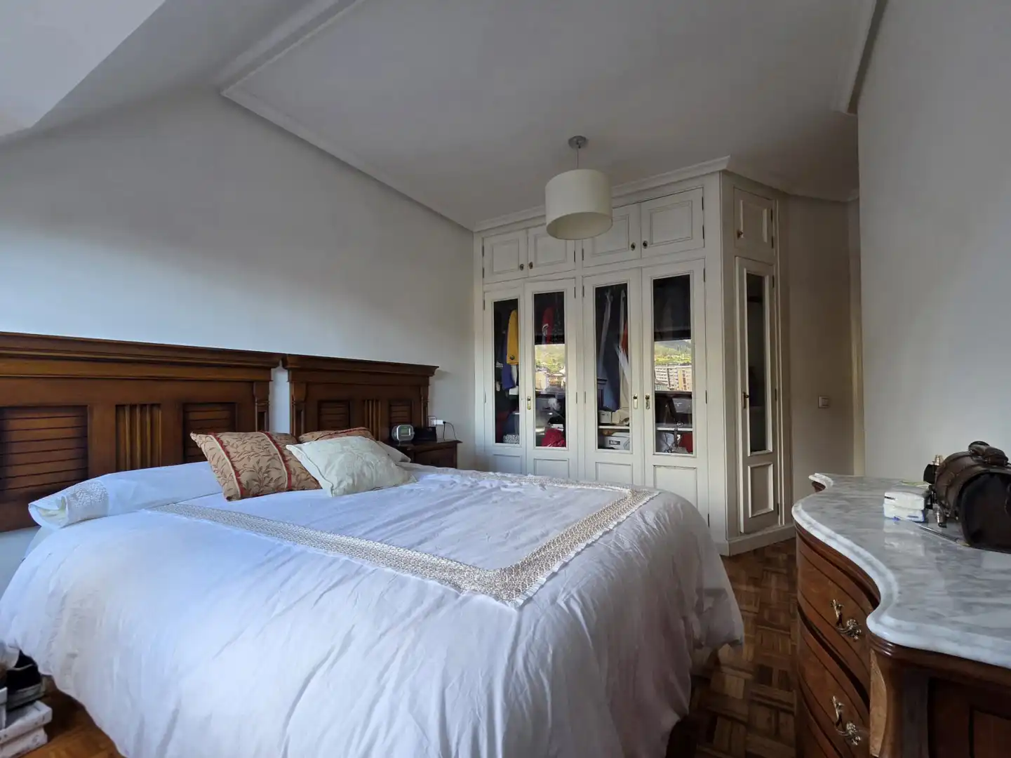 Dormitori de Àtic en venda en Oviedo  amb Calefacció, Jardí privat i Parquet