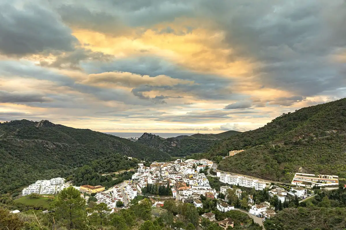 Vista exterior de Apartamento en venta en Benahavís con Aire acondicionado, Jardín privado y Terraza