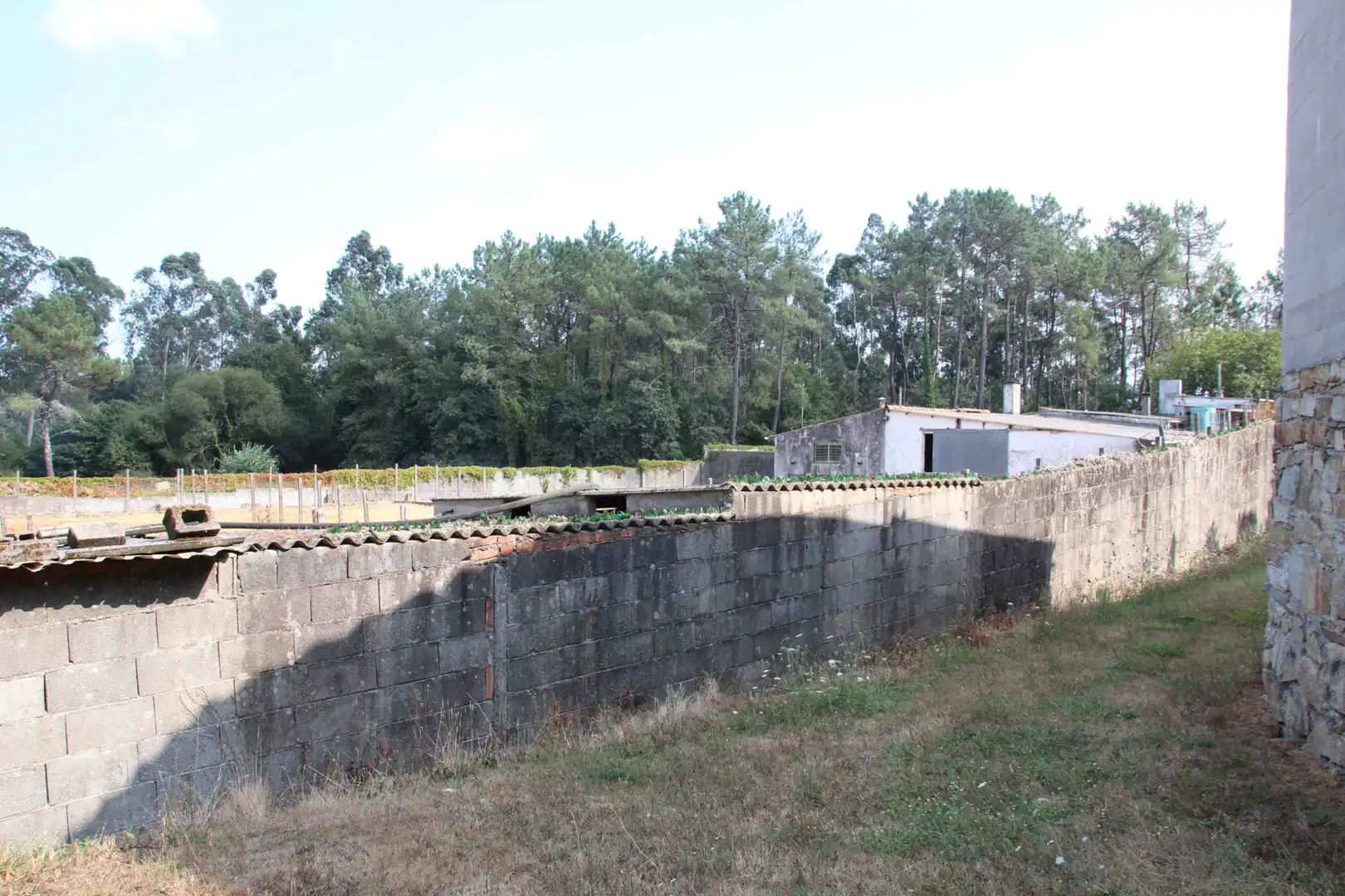 Vista exterior de Nave industrial en venta en Brión