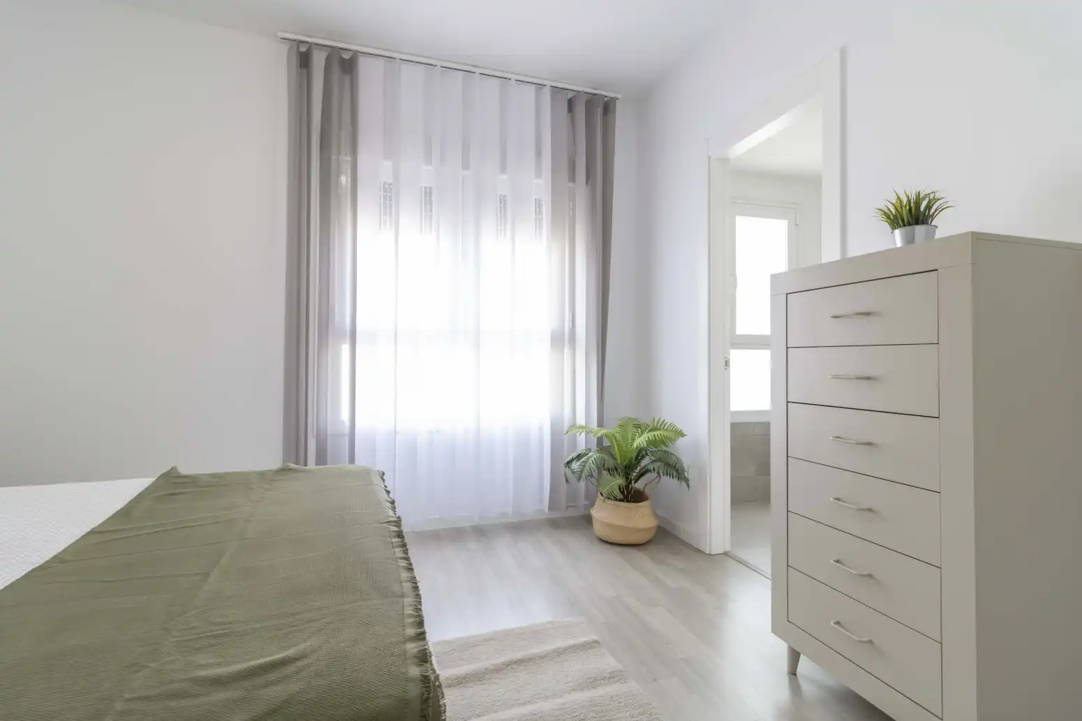 Habitación de Piso en venta en Sevilla con Aire acondicionado, Calefacción y Jardín privado