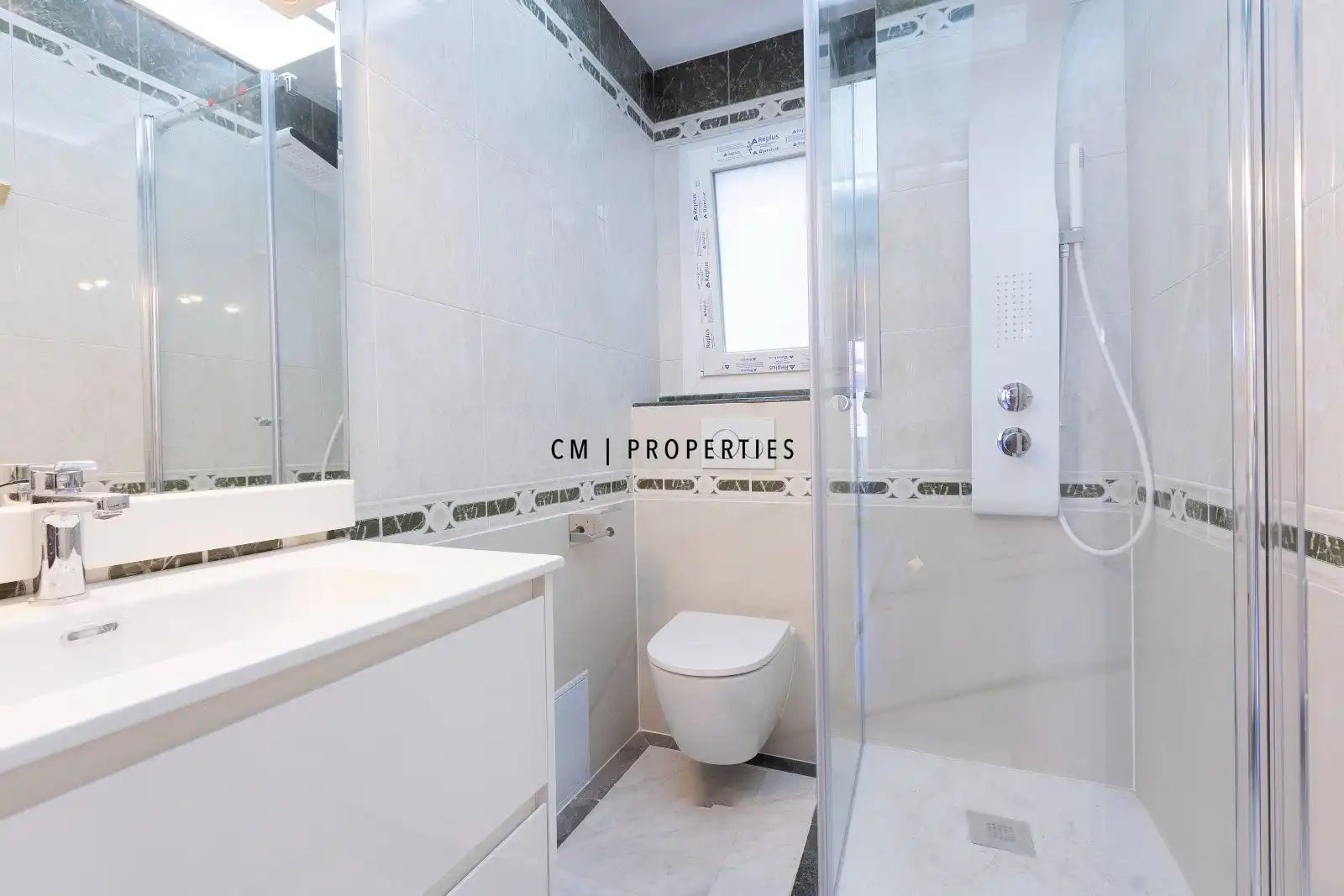 Bathroom of Flat for rent in Valencia  with Air Conditioner, Heating and Terrace