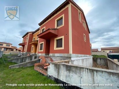 Vista exterior de Casa adosada en venda en Hontanares de Eresma amb Jardí privat, Terrassa i Traster