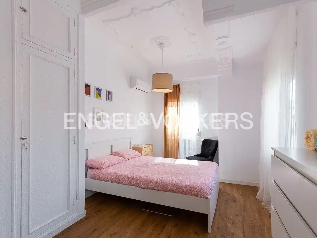 Dormitori de Apartament de lloguer en Valencia amb Aire condicionat, Calefacció i Moblat