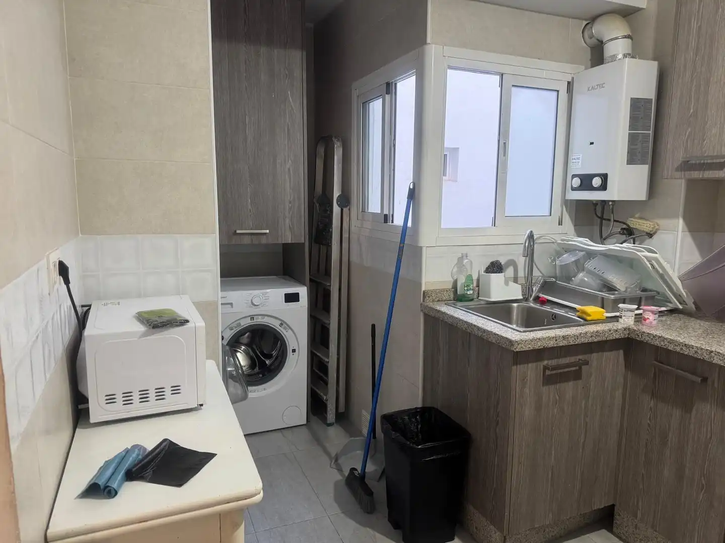 Cocina de Piso para compartir en Marbella con Aire acondicionado, Terraza y Amueblado