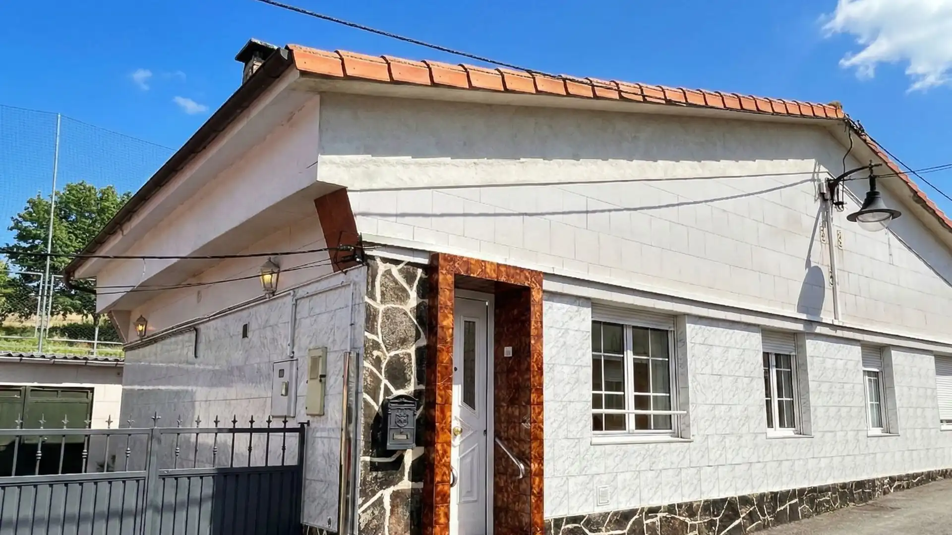 Vista exterior de Casa o xalet en venda en Gijón  amb Calefacció, Terrassa i Traster