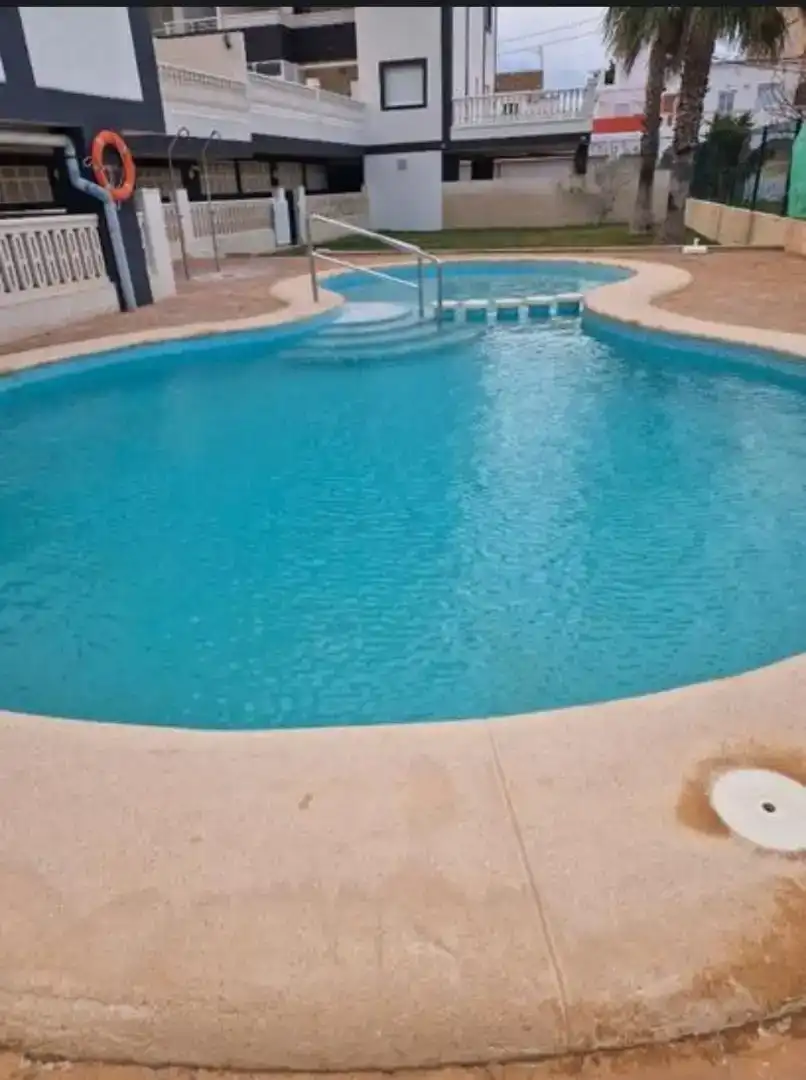 Schwimmbecken von Garage zum Verkauf in Piles