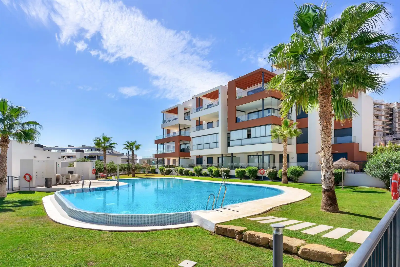 Piscina de Apartament en venda en Fuengirola amb Aire condicionat, Jardí privat i Terrassa